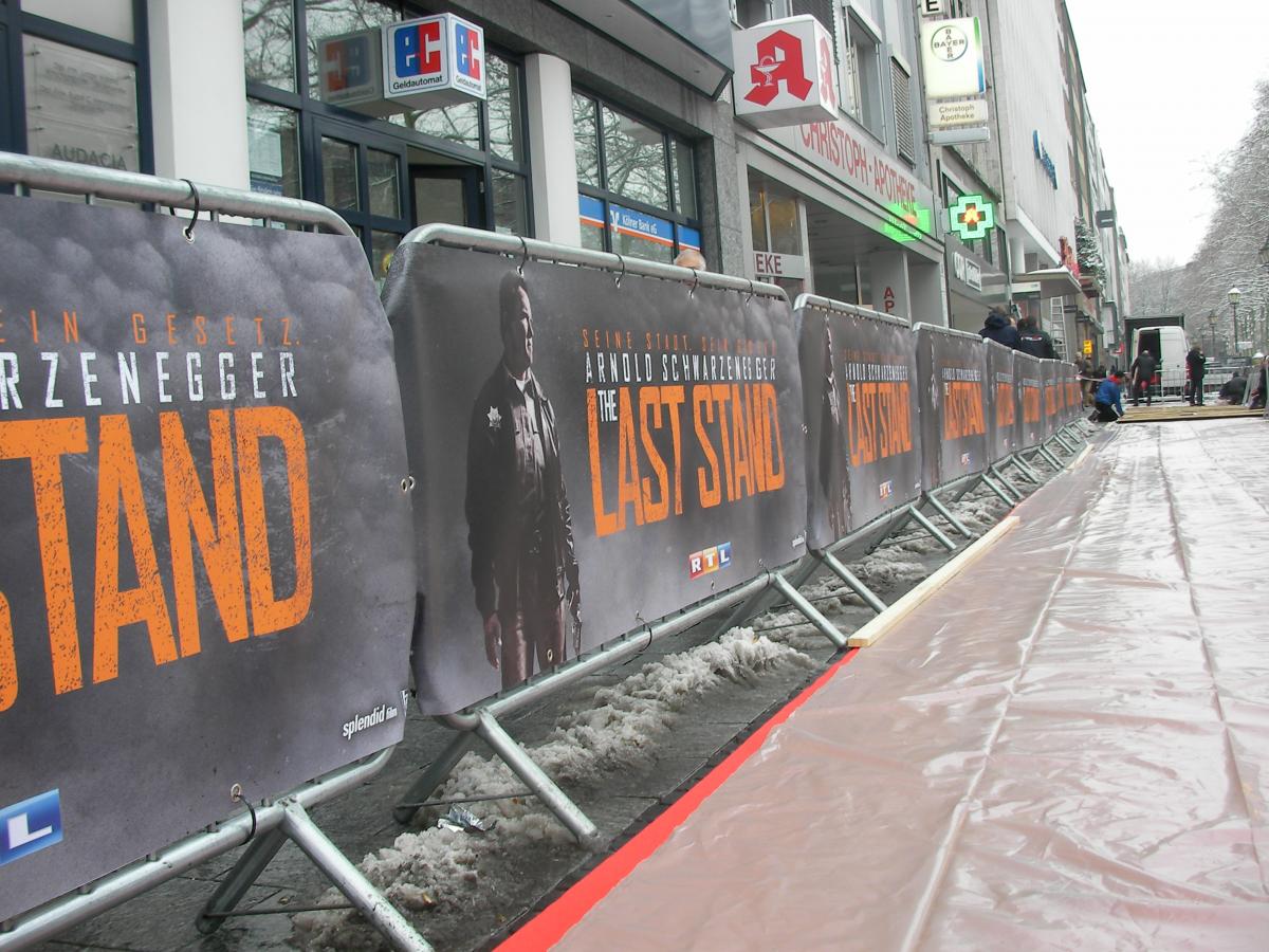 Absperrgitter mit Werbebanner vom Film