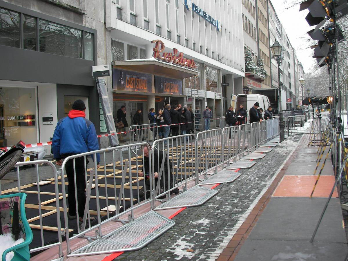 Zur Absicherung am roten Teppich Kinofilmpremiere in Köln Polizeigitter im Einsatz