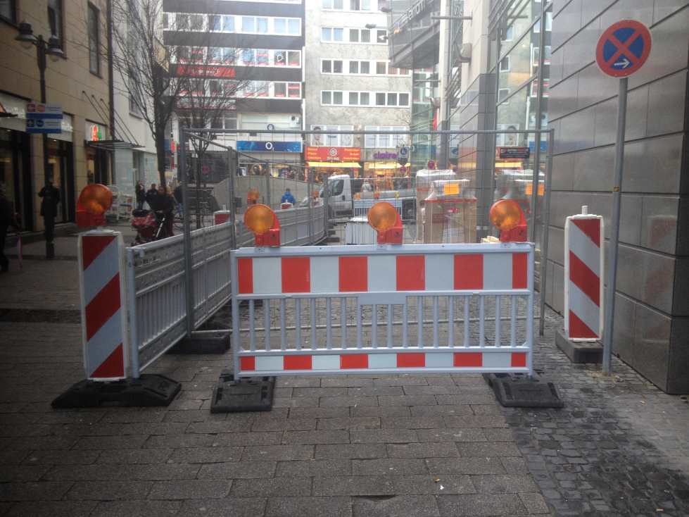 Absturzsicherung mit K1 Fußplatte und Leuchten zur Miete