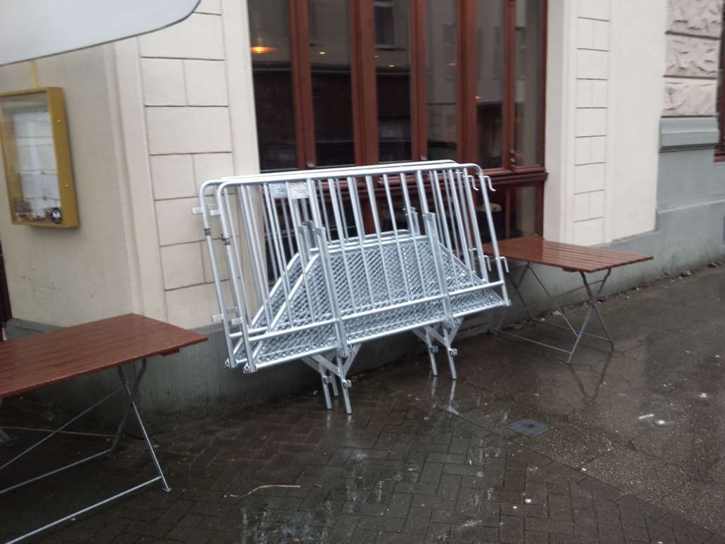 Polizeigitter zur Miete bei einer Gastronomie