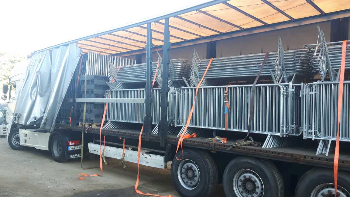Transport der Demogitter bei Mietauftrag
